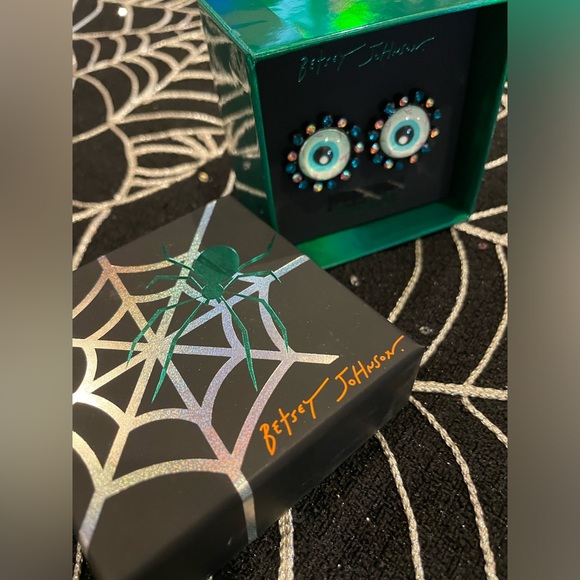 BETSEY JOHNSON NIB Glow In The Dark CREEP IT REAL Eyeball Halloween Earrings - Picture 3 of 10